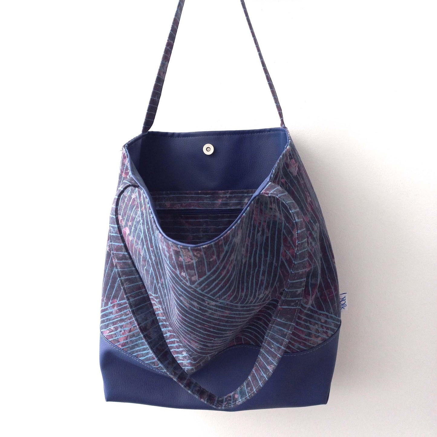 Printed shoulder bag details