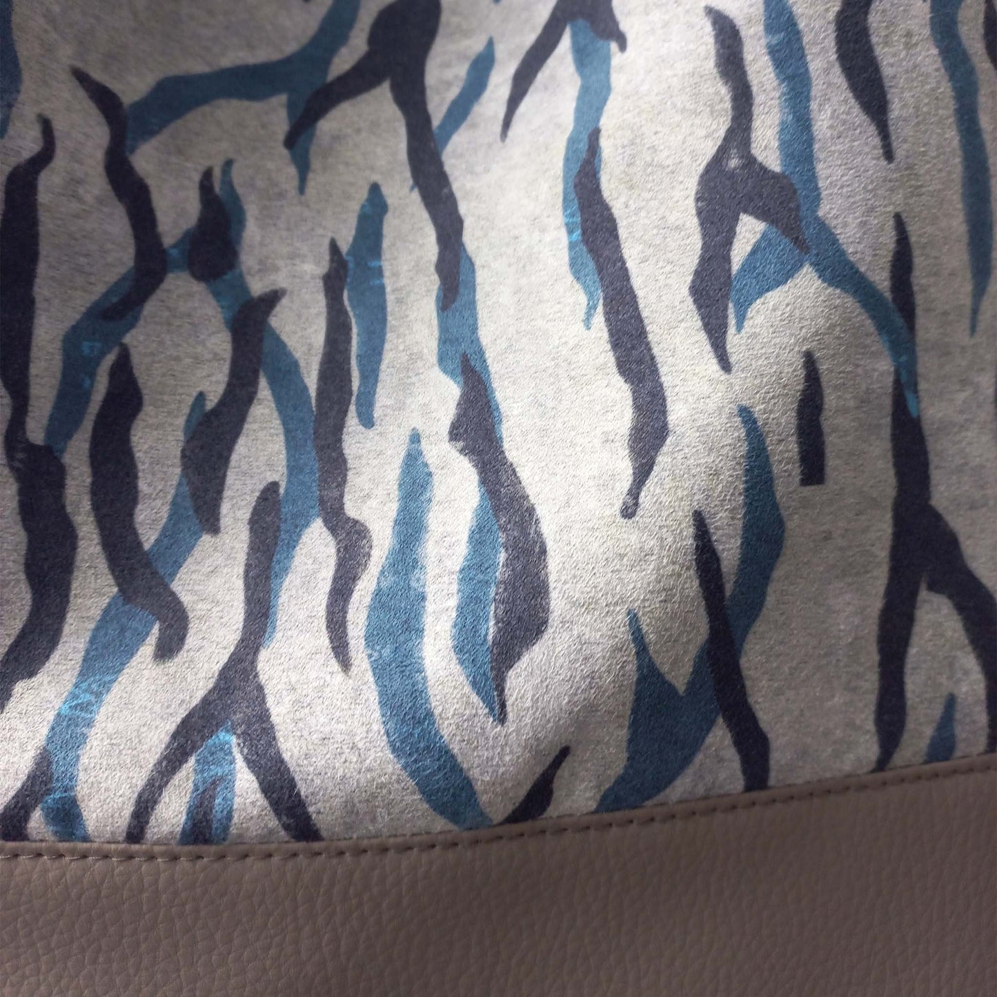Printed shoulder bag detail