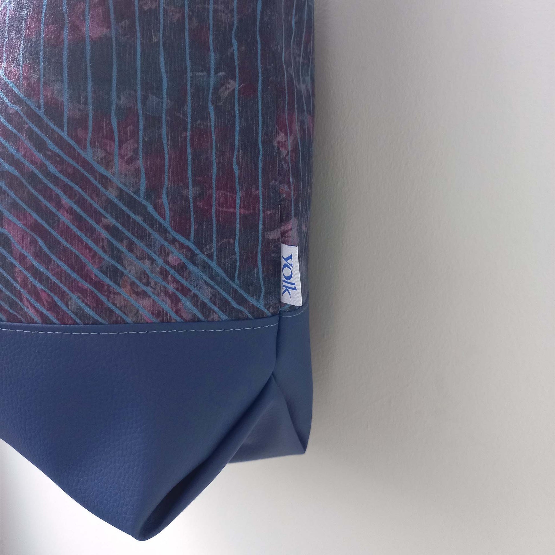 Printed shoulder bag detail