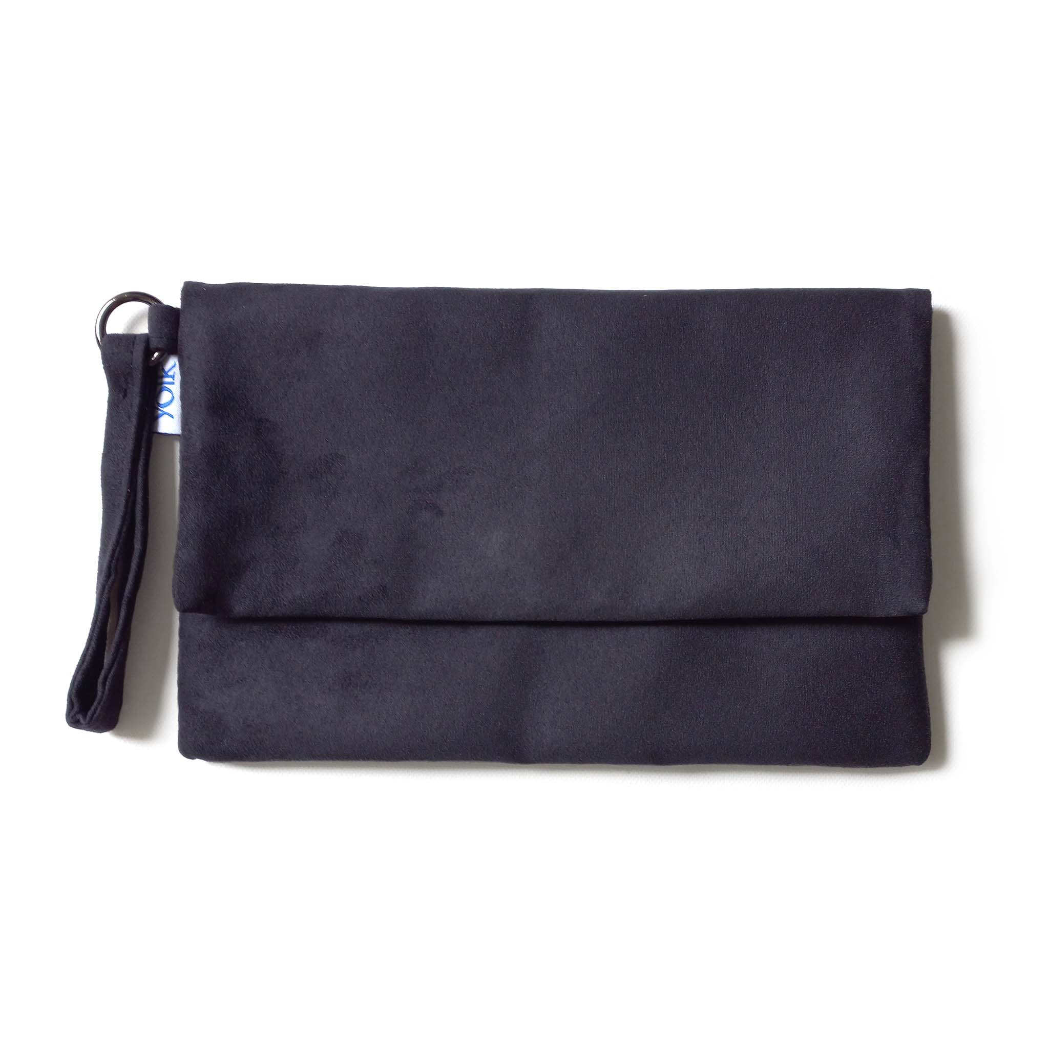 suede clutch bag in black perfect for wedding guest | INVITADISIMA